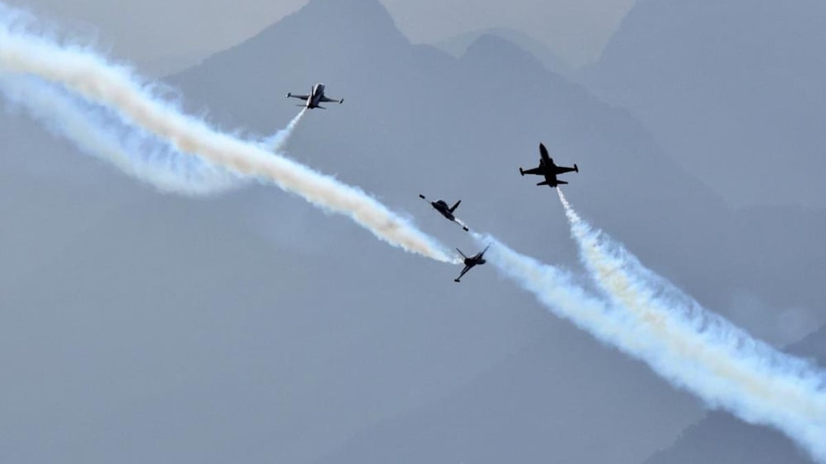 Antalya’da Türk Yıldızları’ndan Ata’ya saygı uçuşu