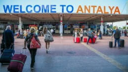 Antalya’ya gelen turistler trafikten şikayetçi