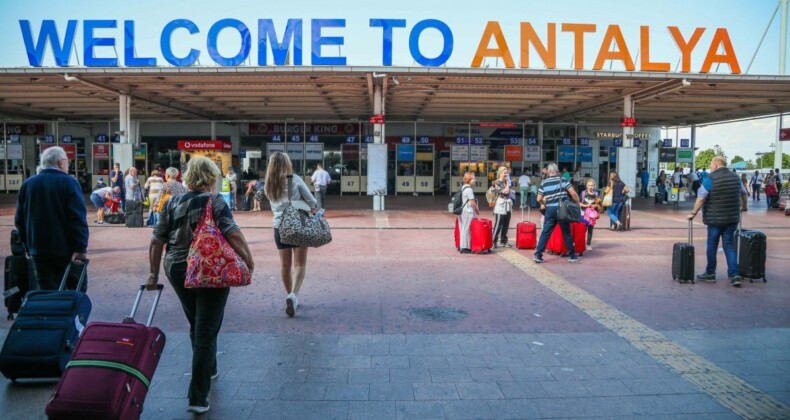 Antalya’ya gelen turistler trafikten şikayetçi