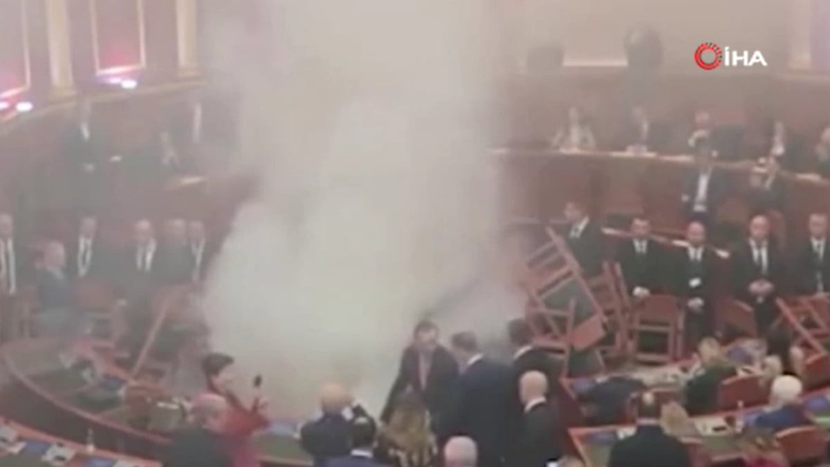 Arnavutluk Parlamentosu’nda eylem! Muhalif milletvekilleri sis bombası attı