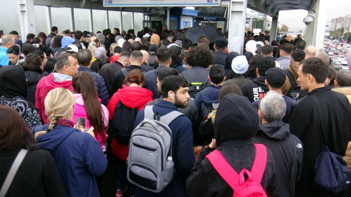 Avcılar’da metrobüs turnikeleri arızalandı: Durakta yoğunluk oluştu