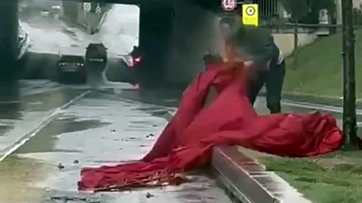 Avcılar’da yağmurda yere düşen Türk bayrağını kaldırdı: O anlar kamerada