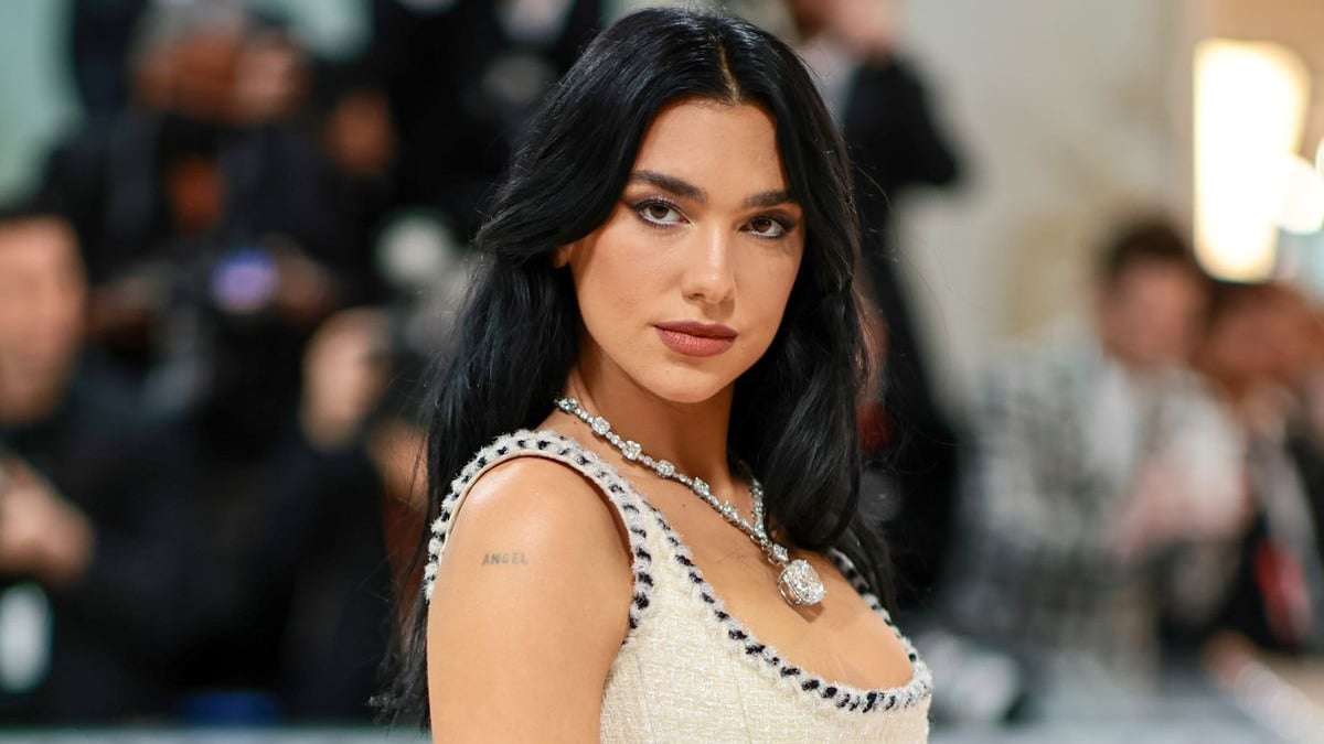 Aynadan kendini yaladı! Dua Lipa’dan sınırları aşan poz…
