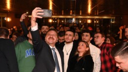 Balıkesir Büyükşehir Belediyesi gençlerin yüzünü güldürdü: Üniversite öğrencilerine su bedava