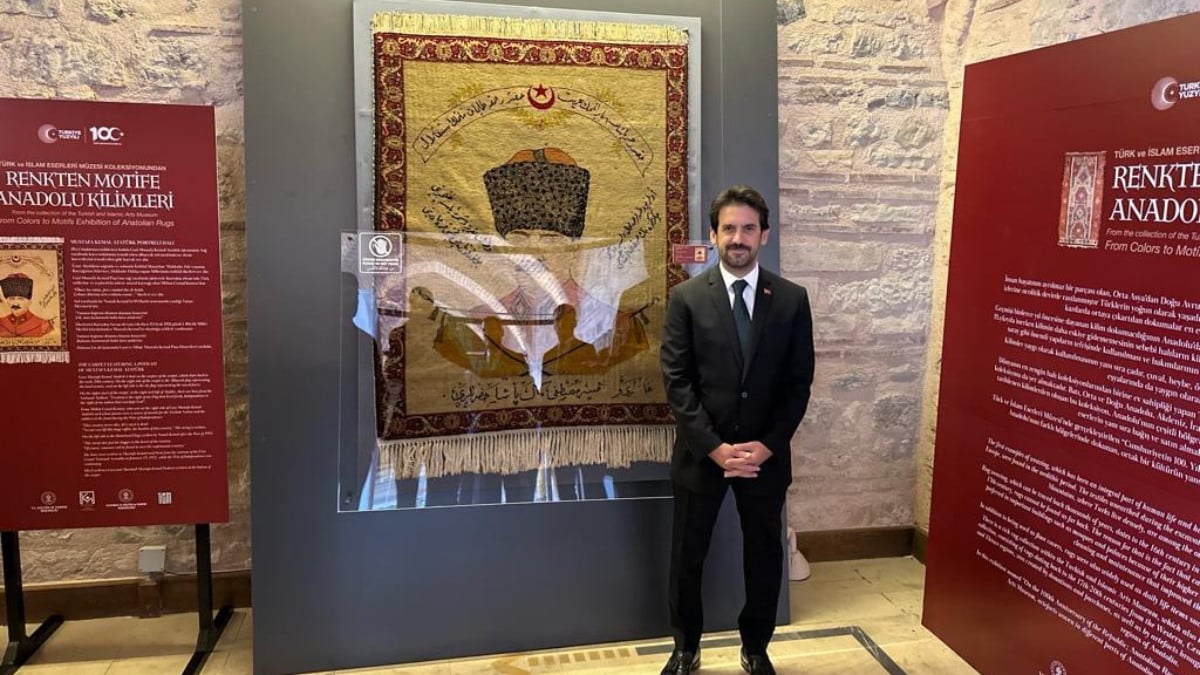 Batuhan Mumcu’dan ‘Renkten Motife Anadolu Kilimleri’ sergisine ziyaret