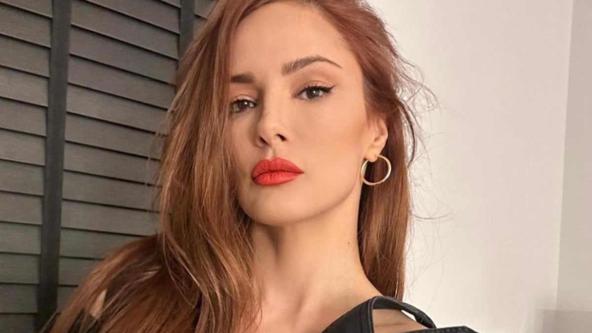 Beline kadar inen dekoltesi mest etti! Mine Tugay’dan iddialı pozlar: “Eridik resmen”