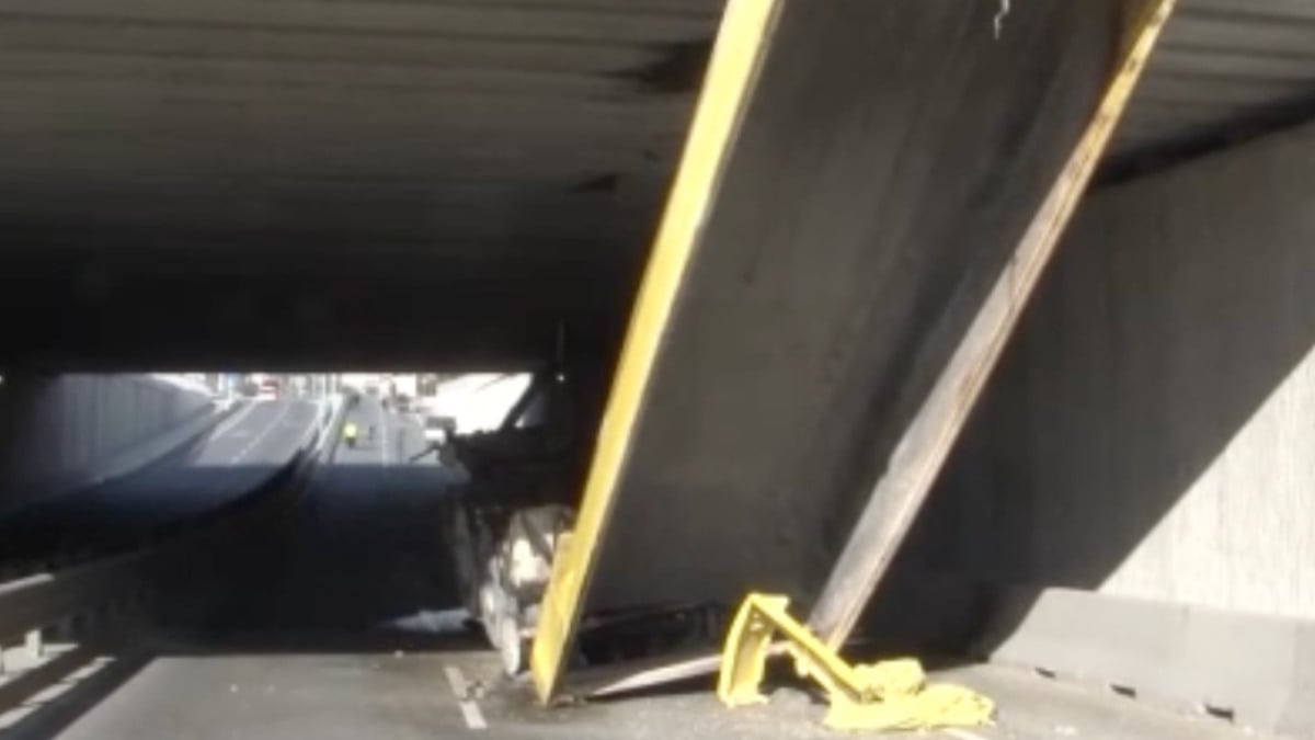 Beylikdüzü’nde ilerleyen hafriyat kamyonunun dorsesi alt geçide takıldı