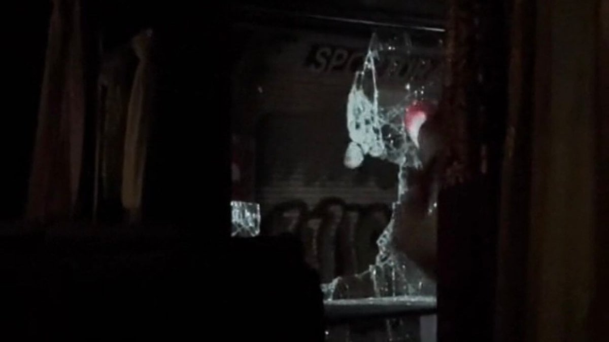 Beyoğlu’nda elektrikler kesilince dükkanında mahsur kaldı