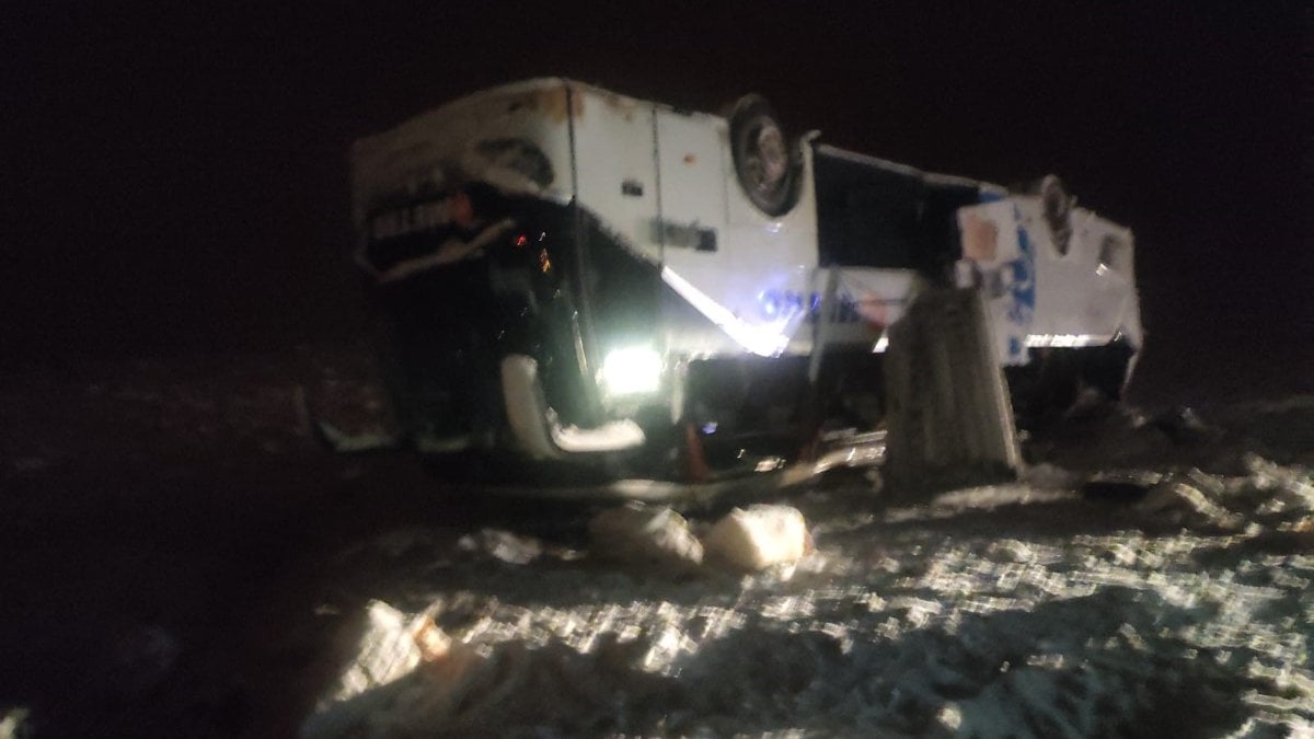 Bingöl’de iki yolcu otobüsü devrildi: 22 yaralı