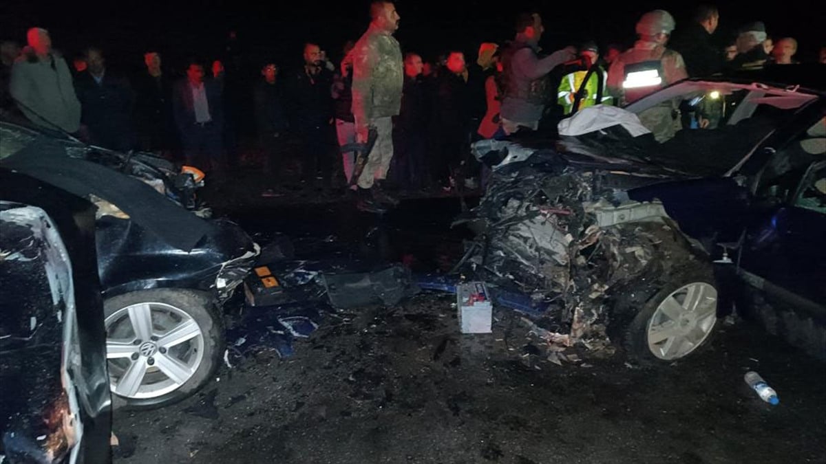 Bitlis’te otomobiller kafa kafaya çarpıştı: 2 ölü 3 yaralı