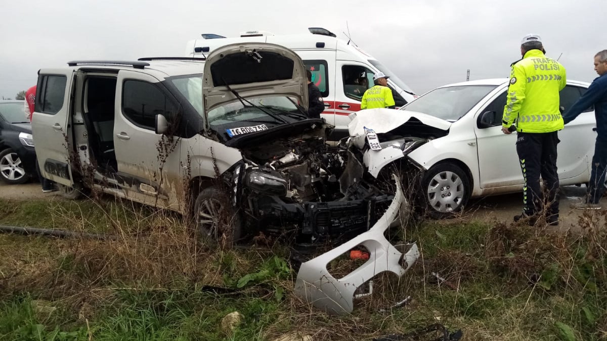 Bursa’da 2 araç kafa kafaya çarpıştı: 2’si çocuk, 5 yaralı