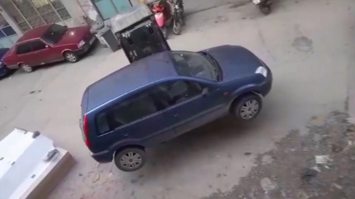 Bursa’da esnaf iş yerinin önünü kapatan otomobili forkliftle kaldırdı