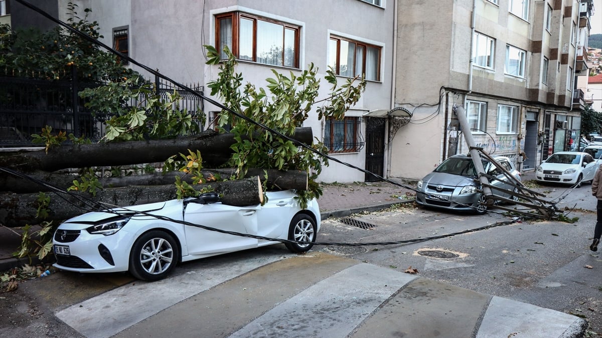 Bursa’da lodos hayatı felç etti: Arabalar hasar gördü