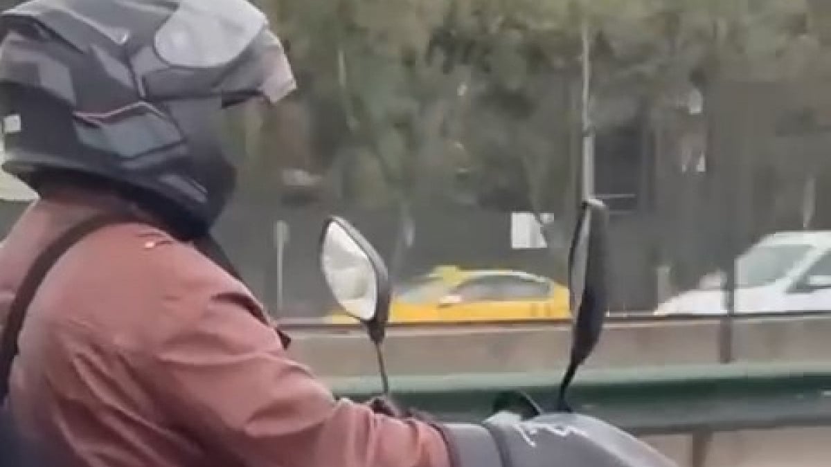 Bursa’da motosiklet sürücüsünden tehlikeli sürüş! Önüne bebeğini koyup ilerledi