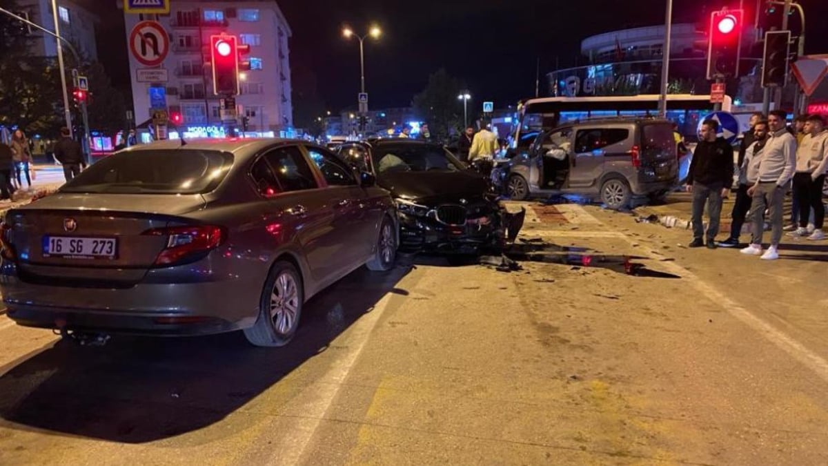 Bursa’da zincirleme kaza: 3 kişi yaralandı