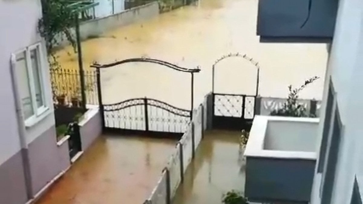 Bursa’yı yağmur vurdu! Deniz suyu 50 metre caddeye taştı