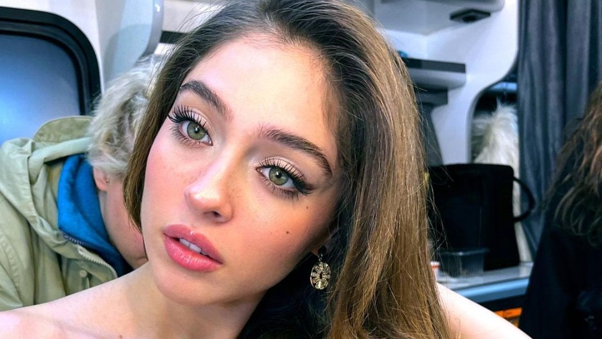 Cemre Baysel’in rugan dekoltesi nefes kesti! Ayna karşısında durunca…