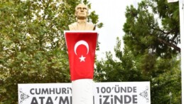 CHP’den İzmir’e bir heykel daha: ‘Devrim İçin 1935’ anıtı açıldı