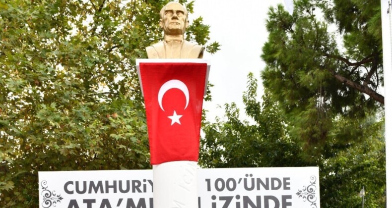 CHP’den İzmir’e bir heykel daha: ‘Devrim İçin 1935’ anıtı açıldı