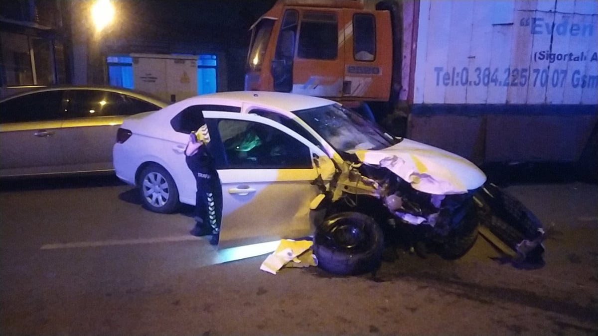 Çorum’da kontrolden çıkan otomobil park halindeki tır ve araçlara çarptı