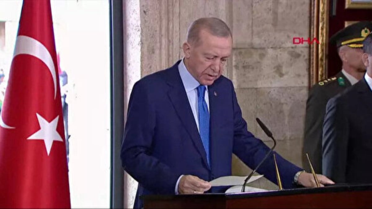 Cumhurbaşkanı Erdoğan Anıtkabir Özel Defteri’ni imzaladı