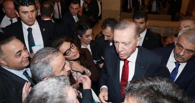 Cumhurbaşkanı Erdoğan, gazetecilerle bir araya geldi! Yeşil pasaport talebini ilettiler