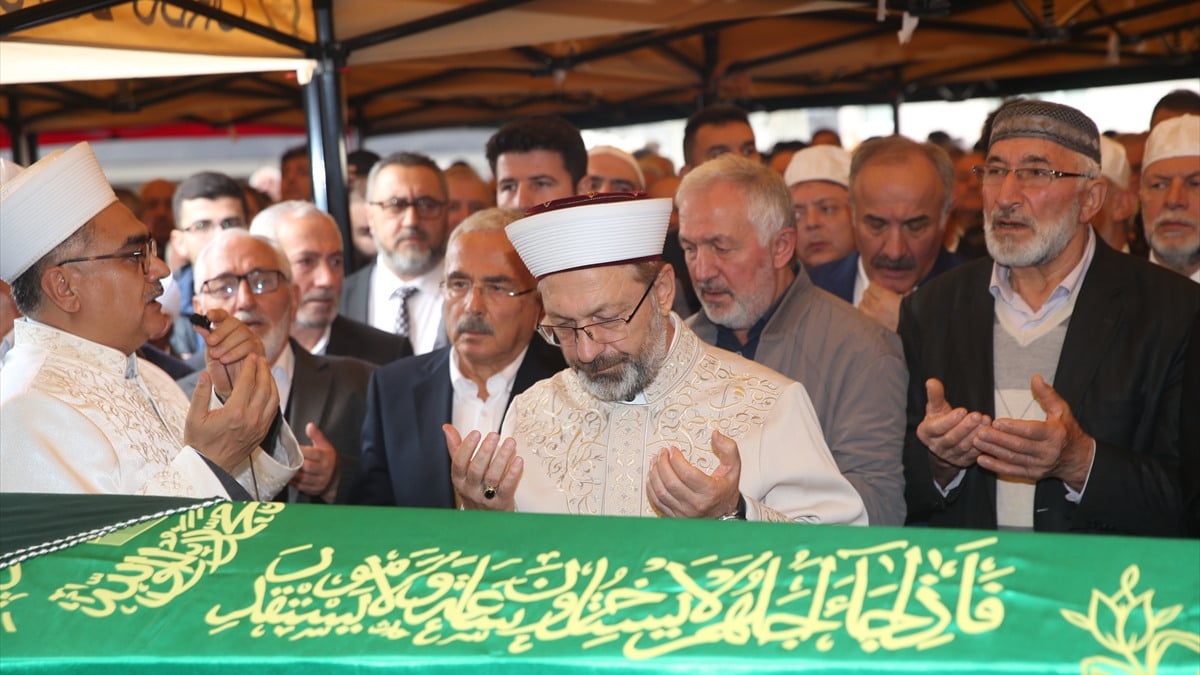 Diyanet İşleri Başkanı Ali Erbaş’ın annesi son yolculuğuna uğurlandı