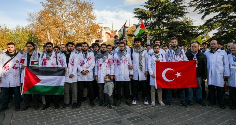 Doktorlar Gazze’deki katliamı ‘Sessiz Yürüyüş’ ile protesto etti