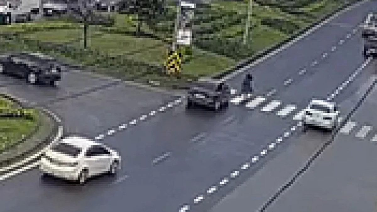 Düzce’de yaya geçidinde otomobilin kadına çarptığı anlar kamerada