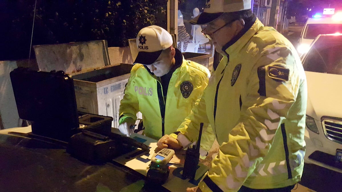 Edirne’de alkollü yakalanan sürücü polise zor anlar yaşattı