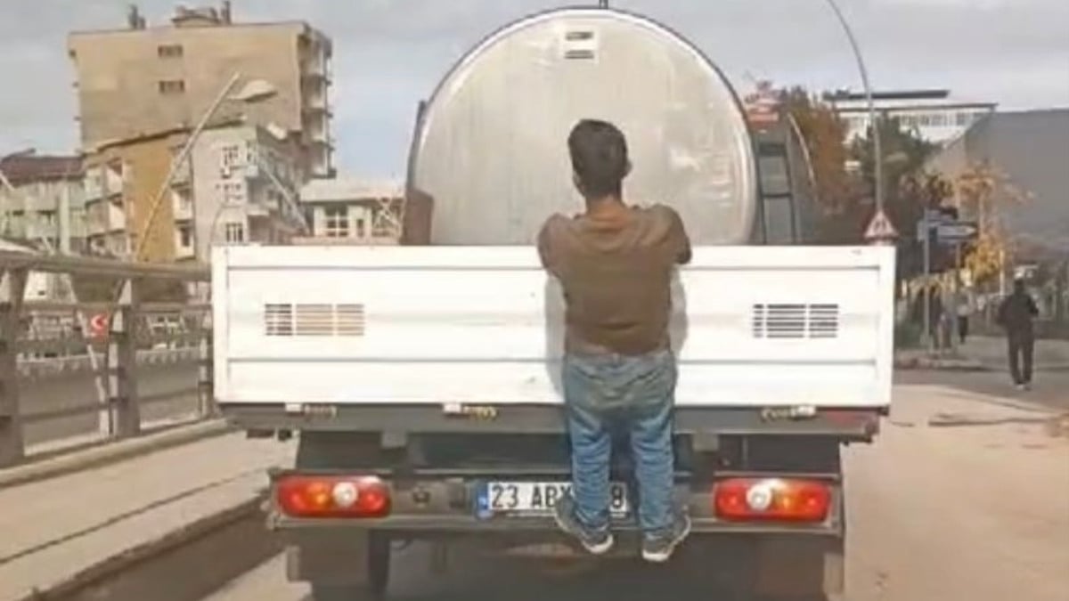 Elazığ’da çocukların, pikap arkasındaki tehlikeli yolculuğu kamerada
