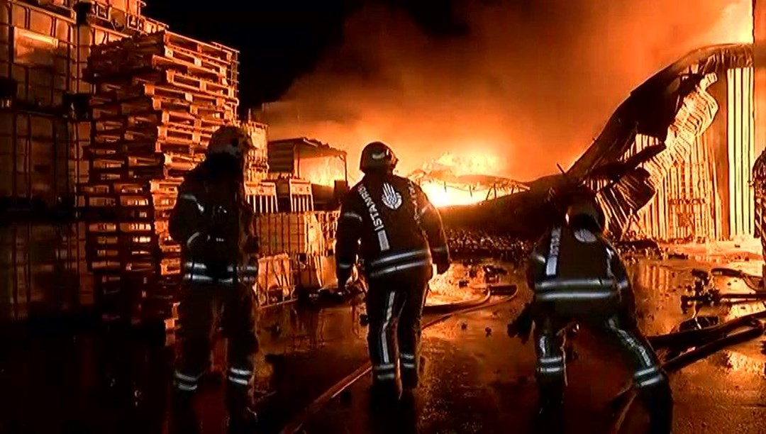Esenyurt’ta kimyasal madde deposunda yangın
