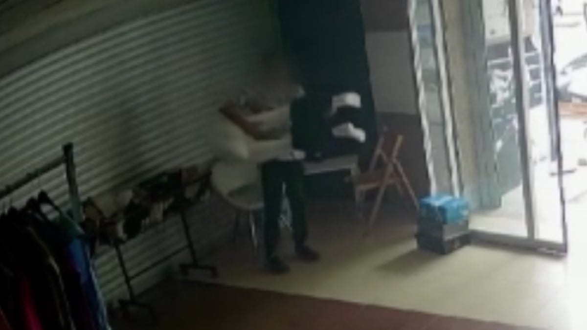 Esenyurt’ta mankenin üzerindeki eşofmanı çalan hırsız kamerada