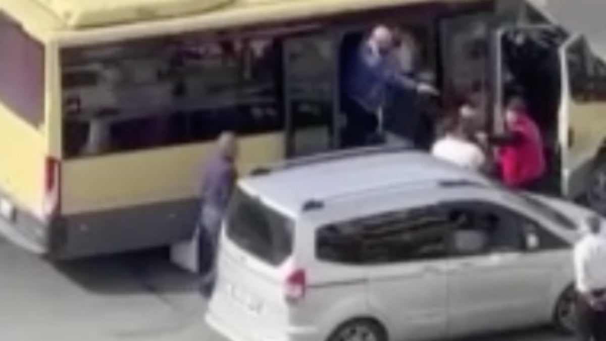 Esenyurt’taki minibüsçü, tartıştığı sürücünün aracına zarar verdi