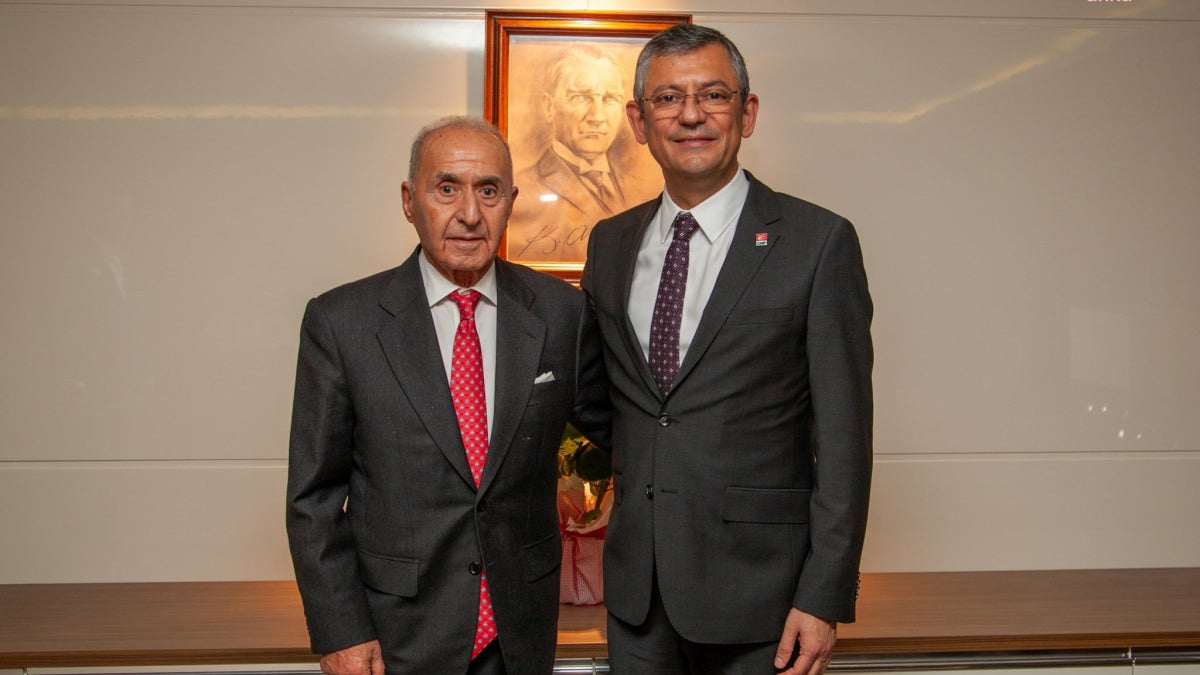 Eski CHP Genel Başkanı Hikmet Çetin’den Özgür Özel’e ziyaret