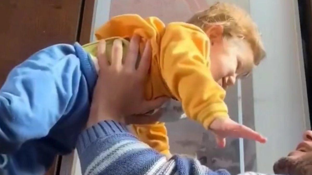 Filistinli baba, oğlu korkmasın diye füze sesi çıkardı