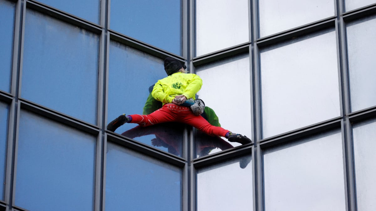 Fransız ‘örümcek adam’ Robert’tan 161 metrelik kuleye tırmanış: Gazze’ye dikkati çekti