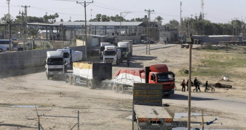 Gaz ve yakıt taşıyan 7 tır daha Gazze Şeridi’ne ulaştı