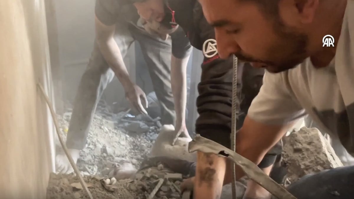 Gazze’de en acı an! Enkaz altında kalan çocukları elleriyle kurtardı