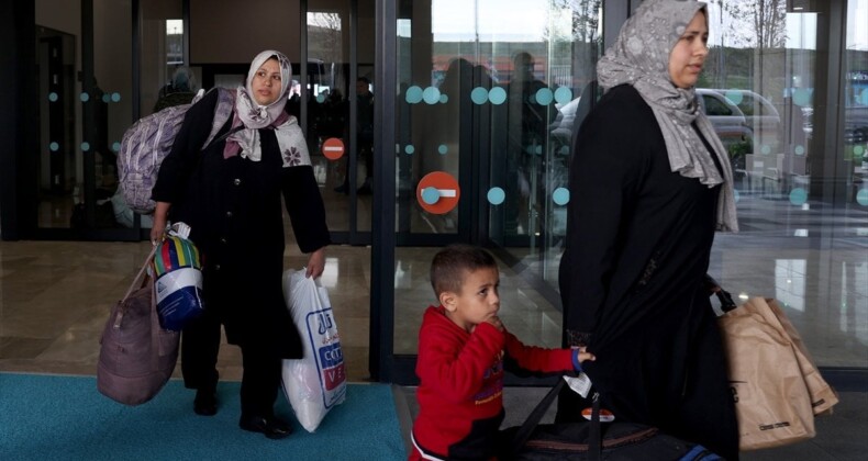 Gazze’de mahsur kalan 100 Türk vatandaşı daha yurda getirildi