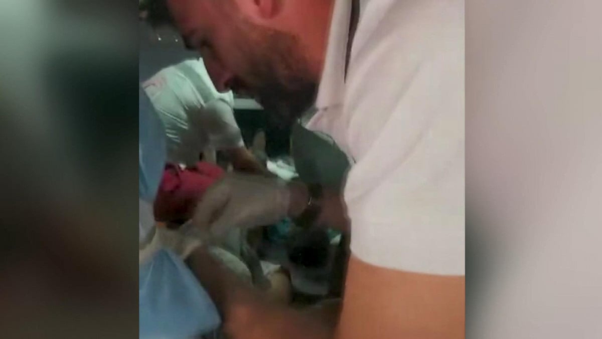 Gazze’deki ambulans şoförünün saldırı anındaki korku anı kamerada