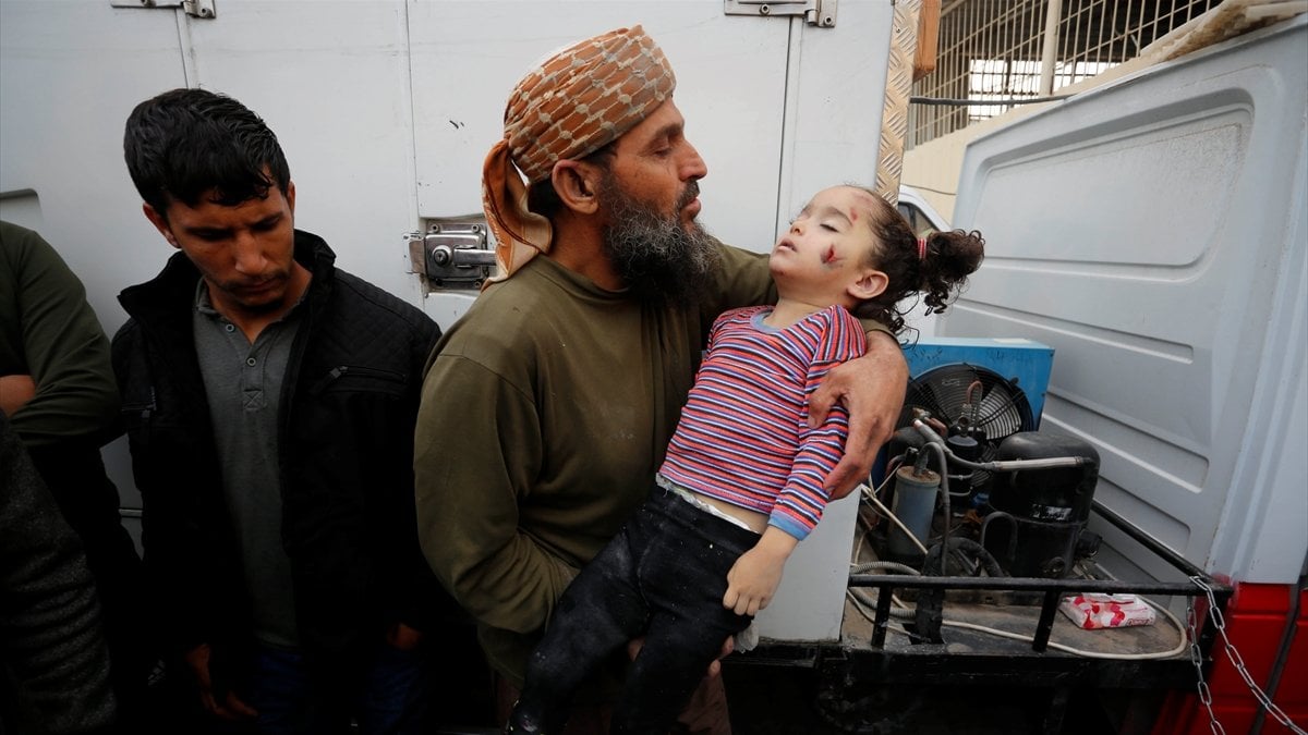 Gazzeli babanın acı anları: Şehit olan kızına son kez sarıldı