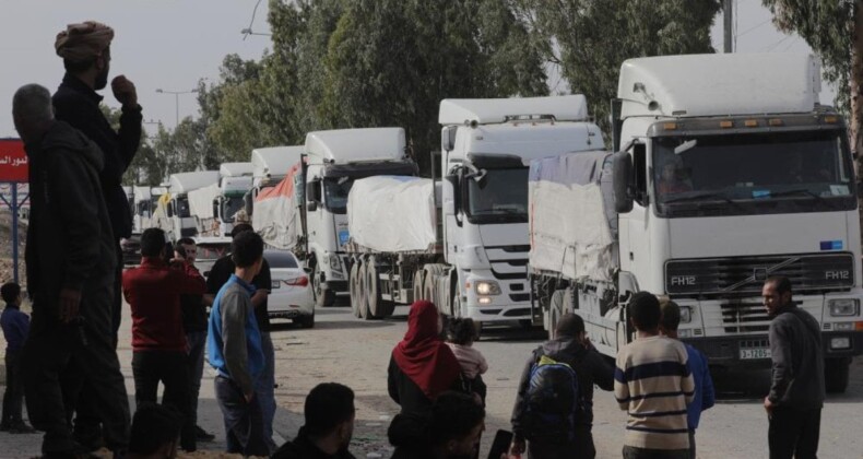 Gazzeliler dört gözle bekliyor! Sınırdan 200 yardım tırı daha geçti