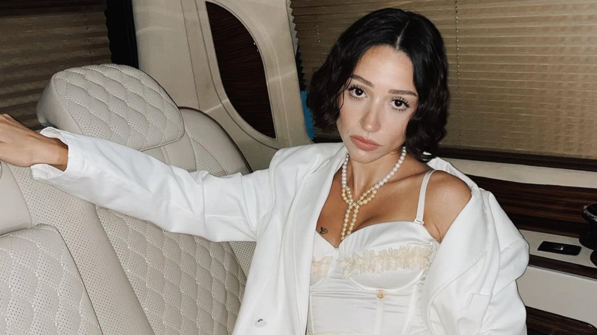 Göğsüne öpücük kondurdu! Zeynep Bastık’dan ayna pozları…”Sen bizi bitireceksin”