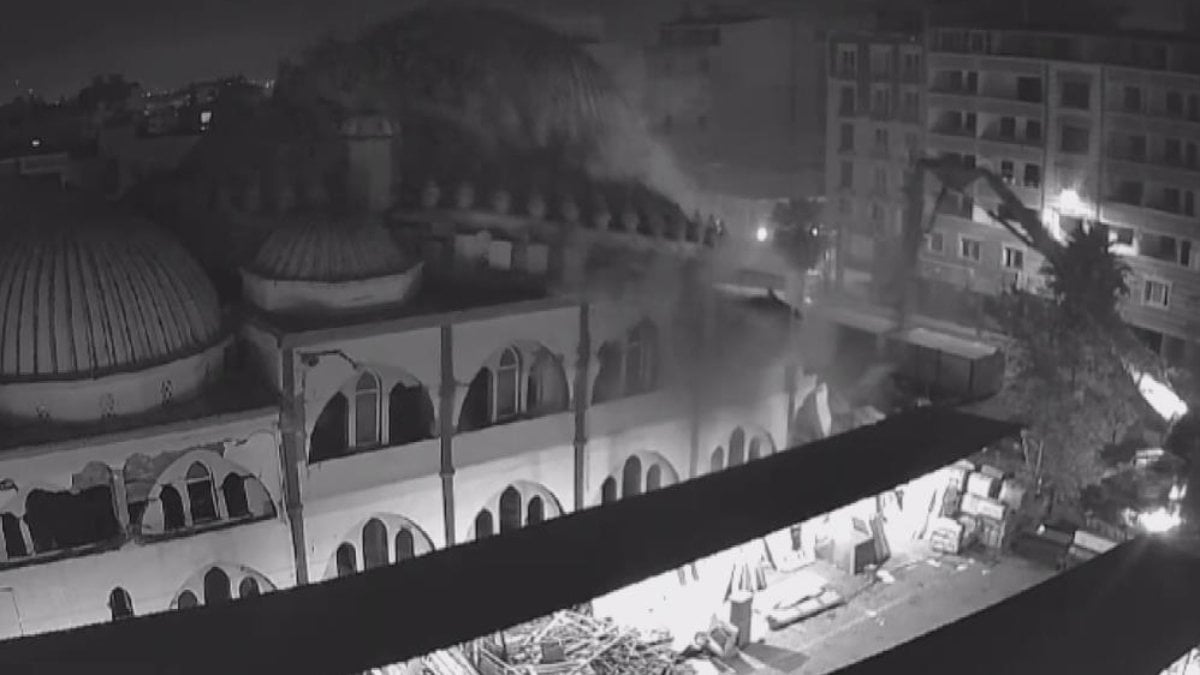 Hatay’da ağır hasarlı cami yıkım esnasında çöktü