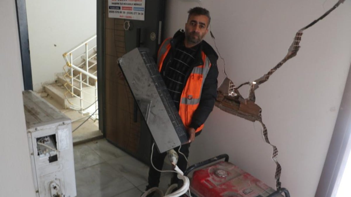 Hatay’da depremzedenin eşyaları çalındı: Kahraman polis imdadına yetişti