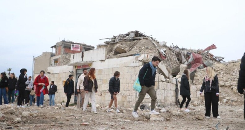 Hatay’da yıkımların arasında gezinen gençlerin duygu dolu anları