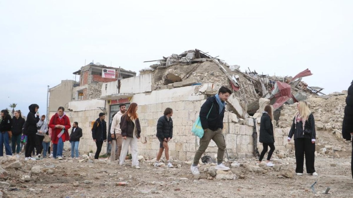 Hatay’da yıkımların arasında gezinen gençlerin duygu dolu anları