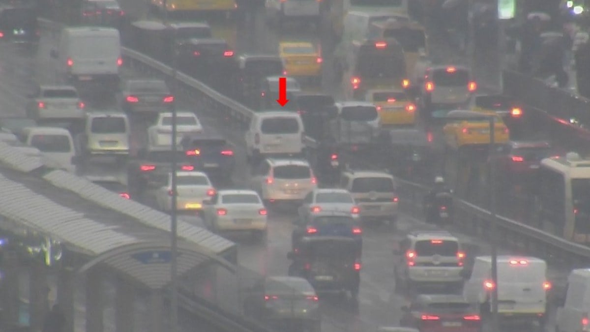 Her yağmur sonrası aynı manzara! İstanbul’da trafik kilitlendi