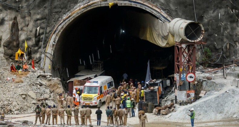 Hindistan tünel çökmesi: 41 işçiyi mahsur bırakan enkaz kırılıyor